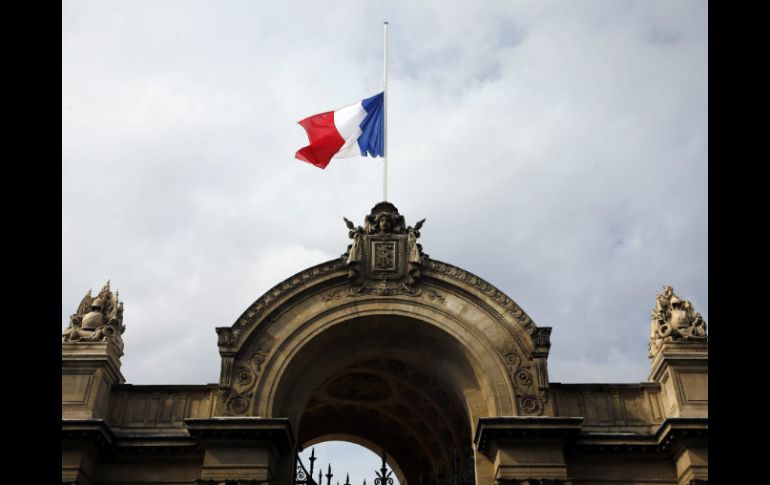 La bandera de francesa ondea a media asta sobre el acceso al Palacio del Elíseo en París, en memoria del avionazo en Mali. EFE /