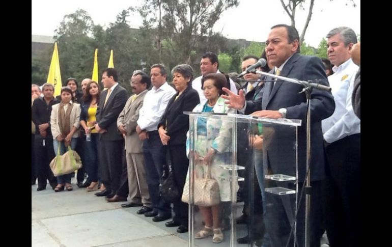 El dirigente del PRD, Jesús Zambrano participa en una manifestación contra la reforma energética fuera de San Lázaro. Foto: @PRDmexico. ESPECIAL /
