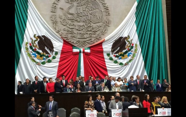 Diputados del PRD, del PT y de Movimiento Ciudadano toman la tribuna del pleno de San Lázaro. Foto: @JuanPabloAdame. ESPECIAL /