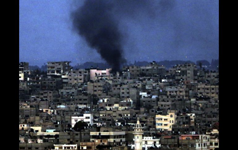 Vista general del humo desde el vecindario de Shejaeiya tras un ataque aéreo israelí en el este de Gaza. EFE /