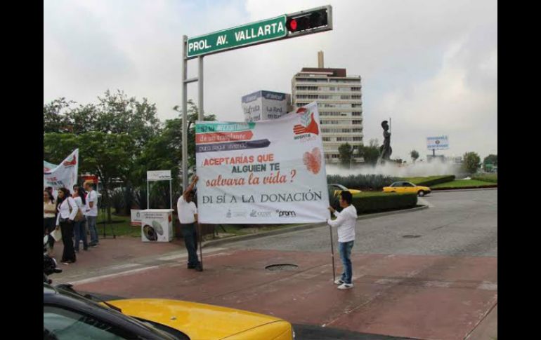 La jornada de concientización de la importancia de donación de órganos inició en el cruce de las avenidas Vallarta y López Mateos. ESPECIAL /