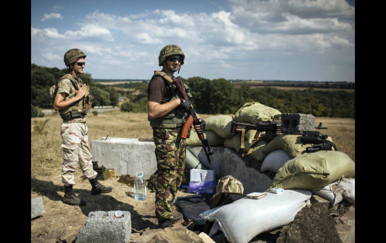 Soldados ucranianos trabajan en un punto de vigilancia cerca de la ciudad de Debalcevo. EFE /