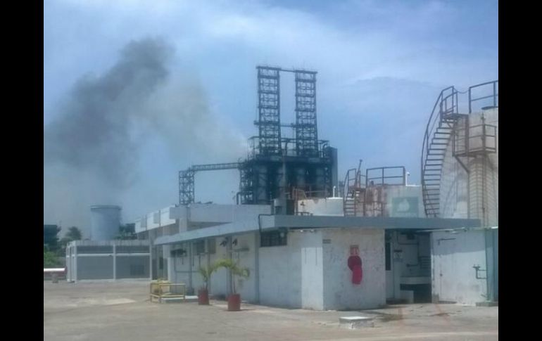 Vista de una columna de humo dejada por el flamazo en la planta de Pemex. TOMADA DE @dect1608  /