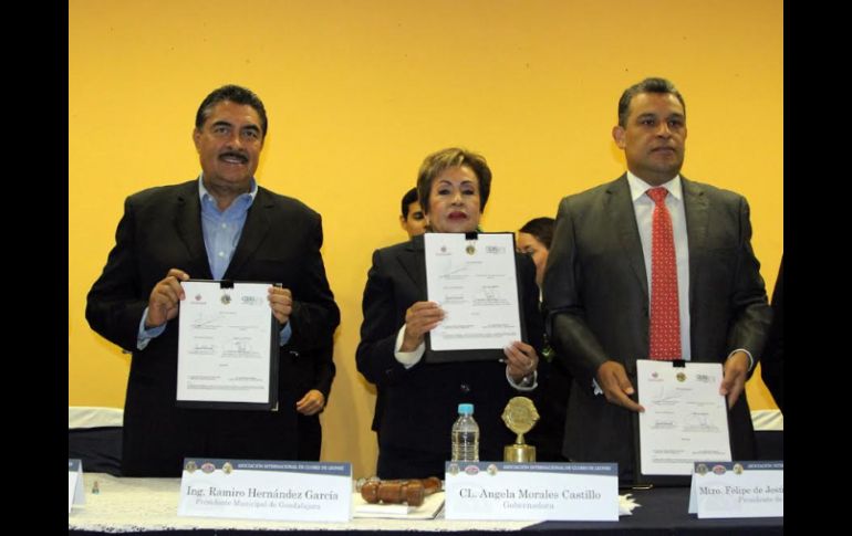 Ramiro Hernández (i), la gobernadora del Distrito B 4, Ángela Morales y el titular de la CEDHJ, Jesús Álvarez firmaron un convenio.  /