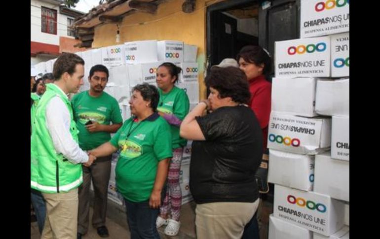 Velasco Coello estuvo con las personas que resultaron afectadas por el torbellino registrado el pasado 6 de agosto.Tomada de @VelascoM_ ESPECIAL /