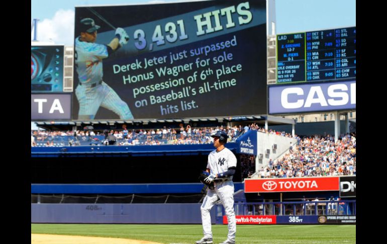 Jeter se embasó con un sencillo dentro del cuadro, durante la sexta entrada del juego de ayer en el Yankee Stadium ante Cleveland. AFP /