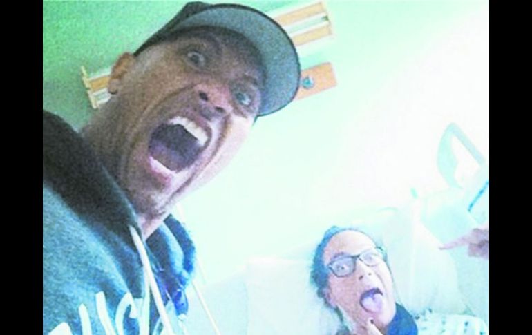 Mom! The Rock y su madre en el hospital, quien goza de buena salud tras el accidente y muestra un poco de humor. FACEBOOK ESPECIAL /