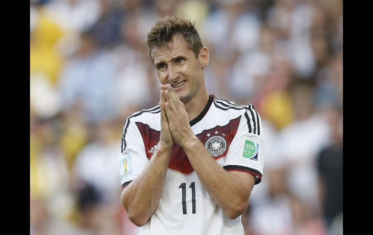 Klose debutó como sustituto para Alemania en un partido de clasificación mundialista contra Albania el 24 de marzo del 2001. AFP /
