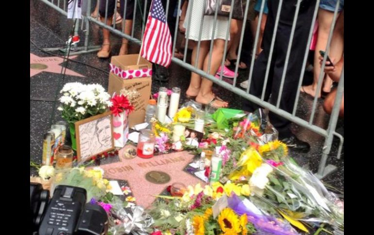 Flores y mensajes en homenaje rodean la estrella del Paseo de la Fama de Hollywood del actor Robin Williams. NTX /