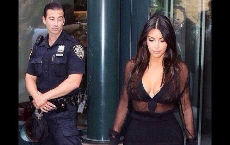 Esta imagen muestra a un oficial mirando su trasero, la propia Kim comparte la fotografía en su cuenta de Instagram. ESPECIAL /