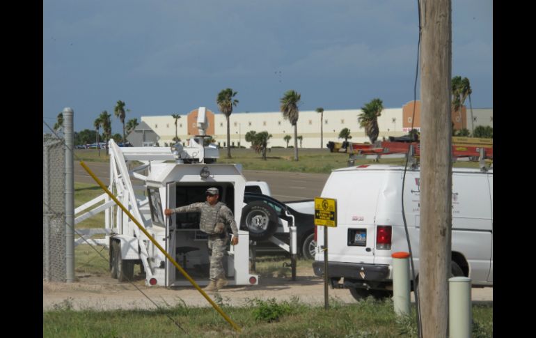 Un elemento de la Guardia Nacional sale de una torre de observación en Hidalgo, Texas. AP /