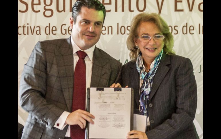 El gobernador Aristóteles Sandoval y Olga María del Carmen Sánchez, magistrada de la SCJN.  /