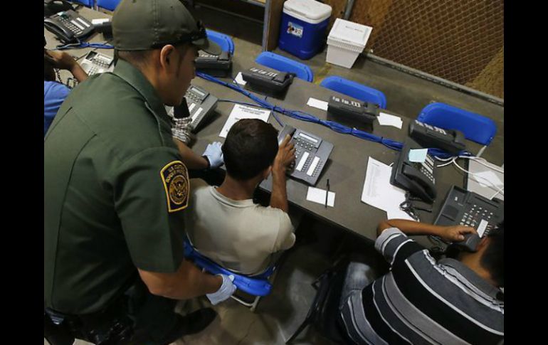 Más de 60 mil menores sin acompañantes han sido detenidos en la frontera desde octubre de 2013. ARCHIVO /