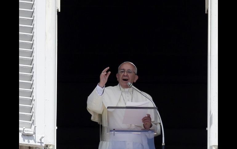 El Papa Franciso rezó frente a miles de personas congregadas en la Plaza de San Pedro. AP /