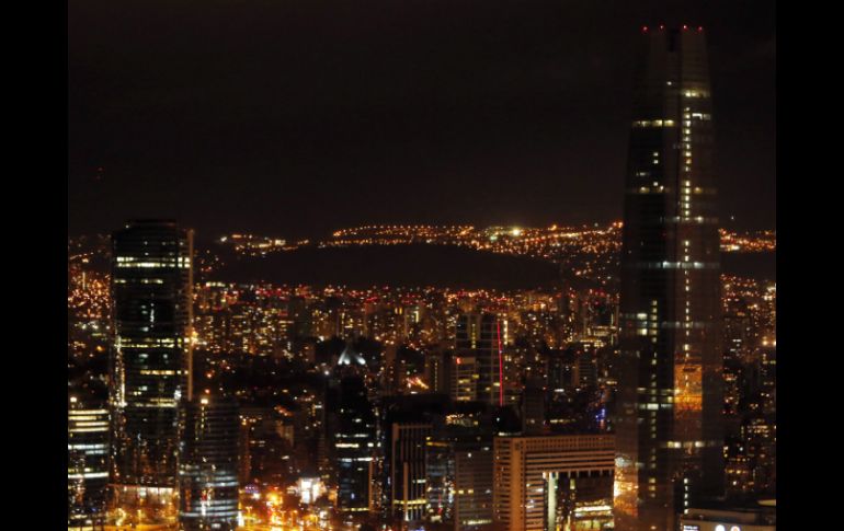 Algunas zonas de la ciudad de Santiago se quedaron sin energía eléctrica. EFE /