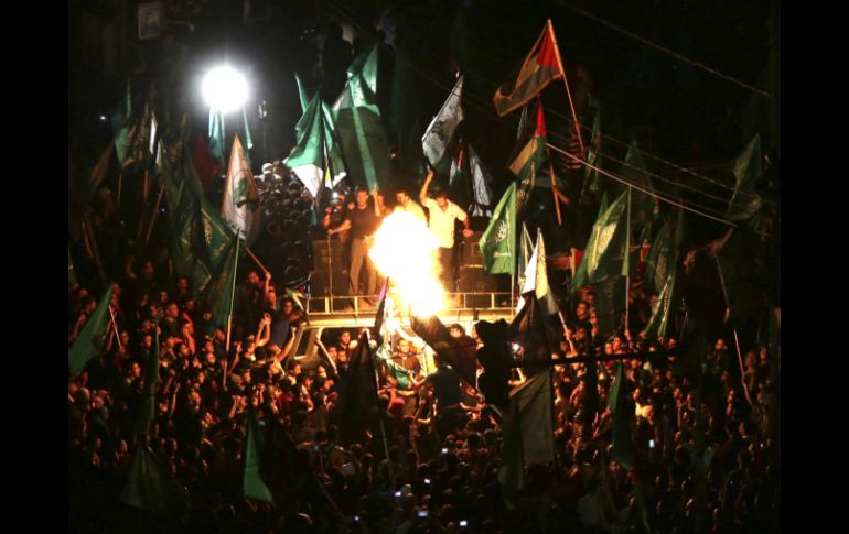 Cientos de palestinos salen a las calles a celebrar con disparos al aire. EFE /