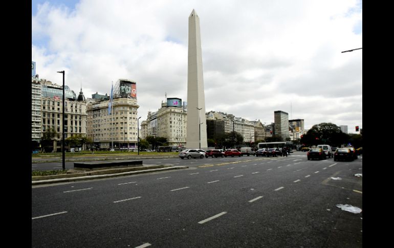 Vista de los alrededores del Obelisco y la Avenida 9 de Julio con escaso tráfico hoy, en el centro de Buenos Aires. EFE /