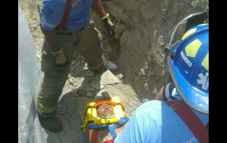 Personal de Protección Civil rescata al hombre que había recibido una descarga eléctrica y después de la cual cayó a una zanja.  /