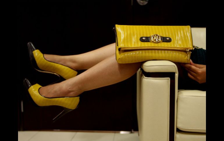 Zapatos y bolso de la línea 'Manifiesto Amarillo'.  /