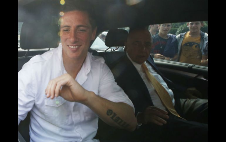 Torres llega a Milán, acompañado del presidente del club Adriano Galliani, para someterse a los exámenes médicos. AP /
