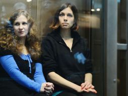 Las integrantes de Pussy Riot pasaron 22 meses encarceladas por interpretar una canción punk contra Vladimir Putin. ARCHIVO /