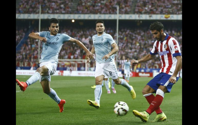 Raúl García (d) patea el balón durante el juego entre el Atlético de Madrid y Eibar. AP /