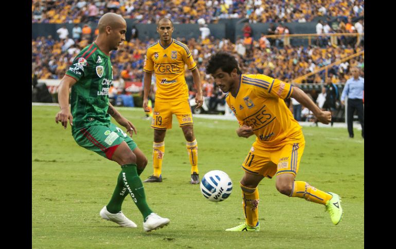 Acción de juego entre Damian Álvarez (d) de Tigres y Luis Rodríguez (i) de Jaguares. AFP /