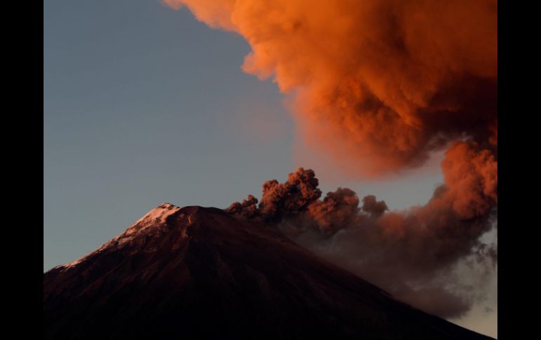 Vista del volcán Tungurahua que mantiene una actividad alta. EFE /