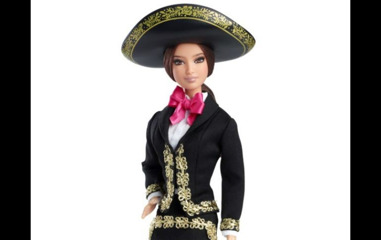 La emblemática muñeca viste de traje charro negro, sombrero, botas y un moño rosa como corbatín. ESPECIAL /