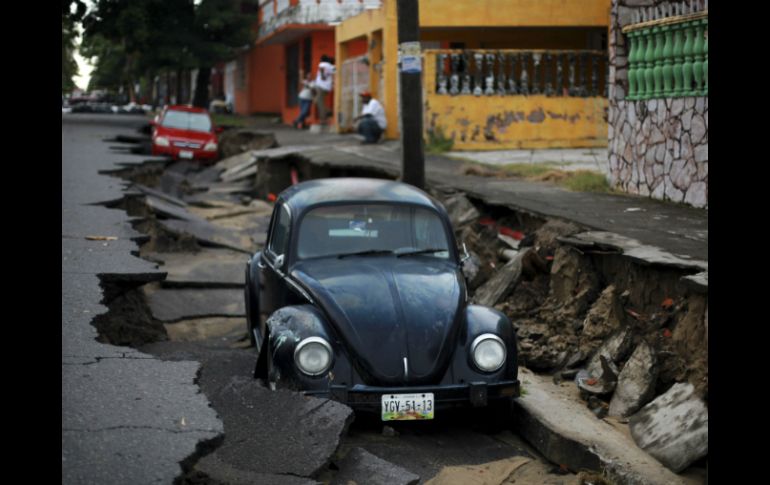 En Veracruz, 'Dolly' dejó un socavón que afectó dos fraccionamientos y algunos vehículos. AP /