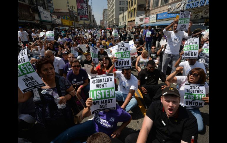 Manifestantes piden un aumento de salario de 7.25 dólares la hora a 15 dólares por hora. AFP /