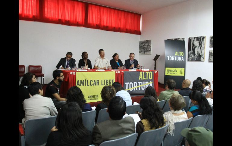 El director ejecutivo de AI Mexico, Perseo Quiróz (c), habla sobre la situación de tortura en el país. EFE /