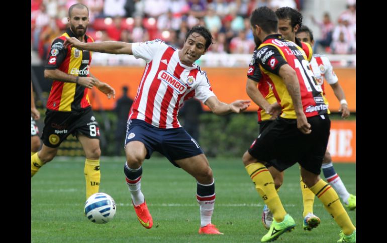El jugador de Chivas Fernando Arce (c) disputa el balón con Félix Araujo (d) y Marc Crosas (i) de Leones Negros. EFE /
