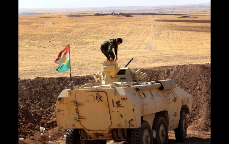 Un combatiente iraquí ocupa una posición en la línea de frente en Khazer, al norte de Iraq. AFP /