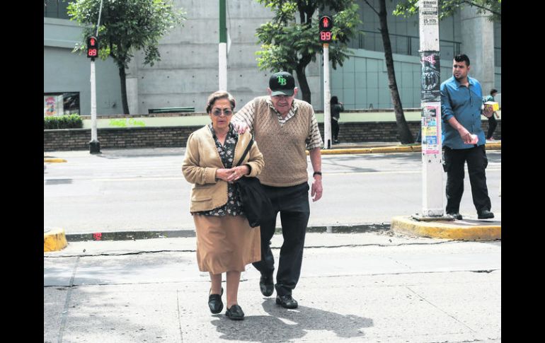 MARICHUY Y JAVIER. Esta pareja ha enfrentado de todo para cruzar López Mateos a la altura de Plaza del Sol. EL INFORMADOR A. García  /
