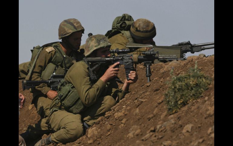 Soldados israelíes se colocan en la frontera entre Israel y Siria. EFE  A. SAFADI  /