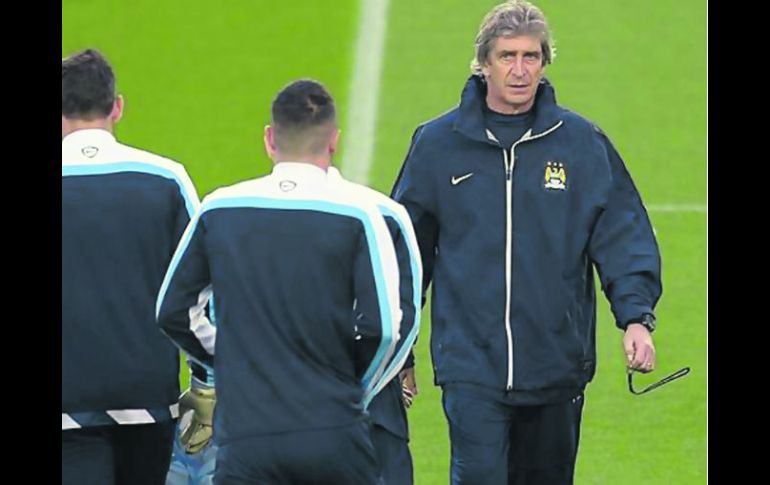El técnico chileno del Manchester City, Manuel Pellegrini, sabe que el duelo de hoy en Londres es fundamental. AFP /