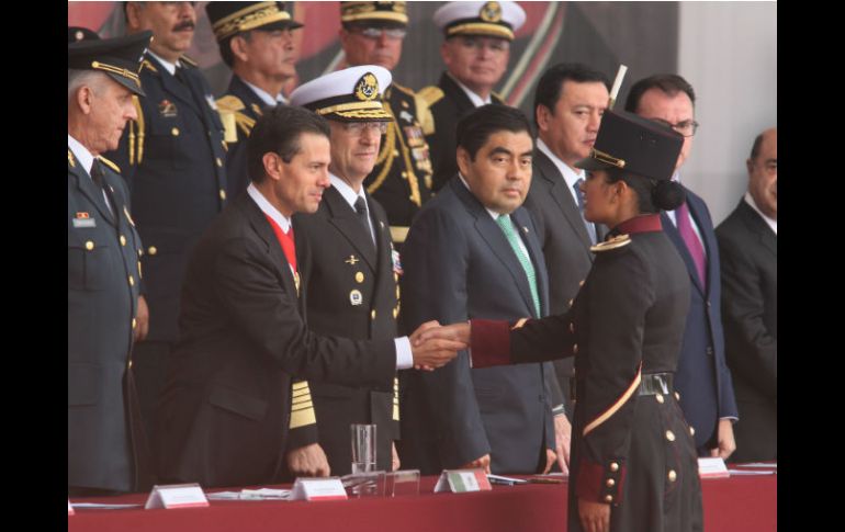 El Presidente de la República entrega espadines a miembros del Colegio Militar. NTX J. Pazos  /