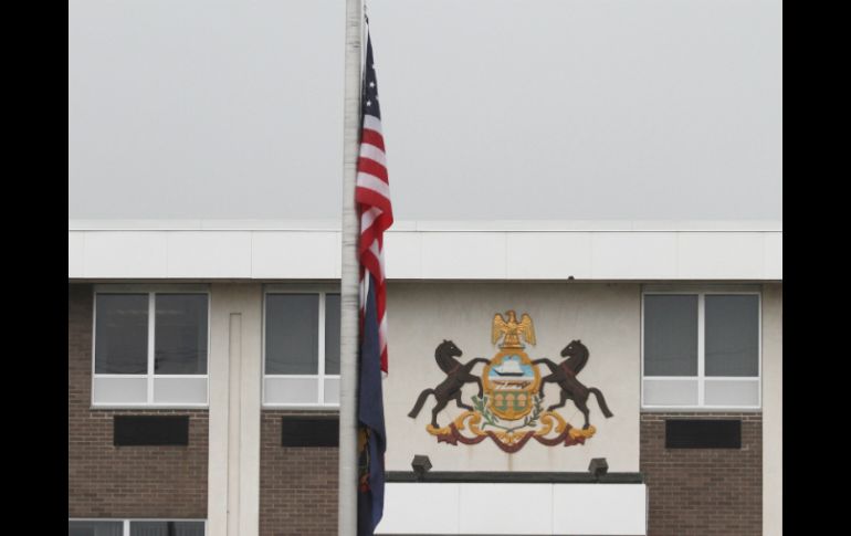 Bandera  de EU a media asta en sede de Policía Estatal de Pensilvania en honor  al agente fallecido en ataque. AP  J. D Stevens  /