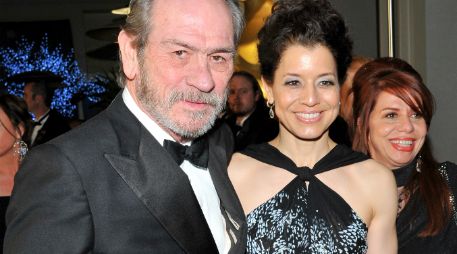 Tommy Lee Jones y su esposa Dawn Laurel-Jones después de la ceremonia de los Oscar en 2013. AP  ARCHIVO  /
