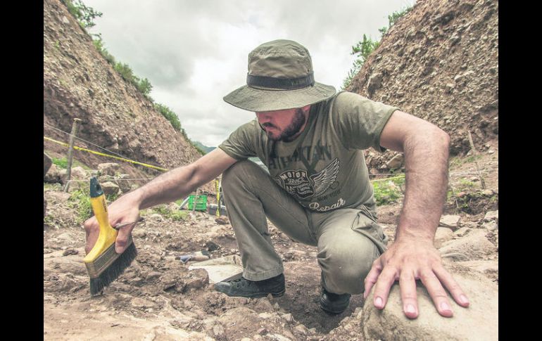 Equipo. Martillos geológicos, instrumental odontológico y herramientas de albañilería se utilizan en la excavación. A. Hernández  /