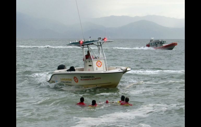 Para extraer los cuerpos, los rescatistas vallartenses solicitaron apoyo de Protección Civil Jalisco y de la Octava Zona Naval. ESPECIAL /