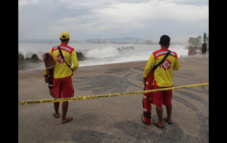 Dos salvavidas observan las olas propiciadas por 'Odile' EFE ARCHIVO  /