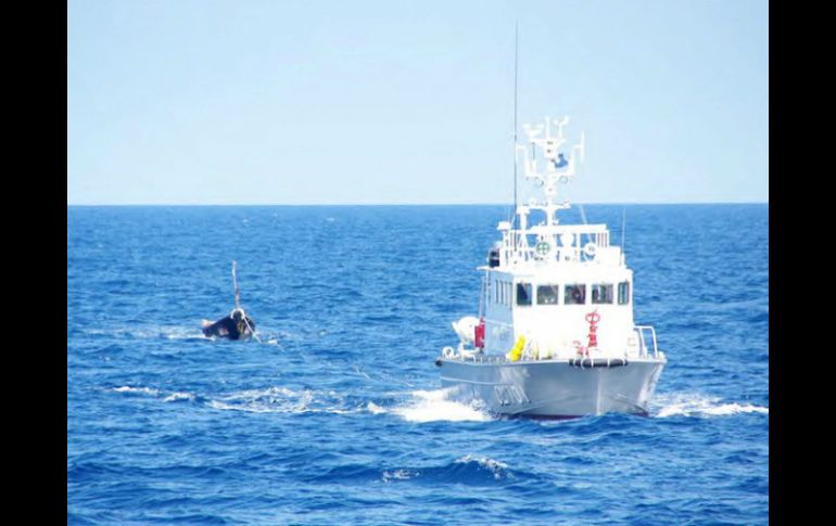 Dos de los náufragos permanecían aferrados a un pesquero mexicano volcado; los otros son encontrados más tarde. EFE ARCHIVO /