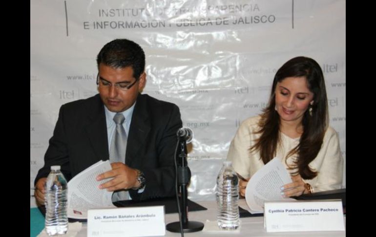 El presidente municipal, Ramón Bañales y la presidenta del Itei, Cynthia Cantero en la firma del convenio. TWITTER @CynthiaCanteroP  /