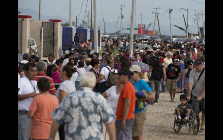 Turistas esperan a ser evacuados de San José de los Cabos. AP  D. López  /