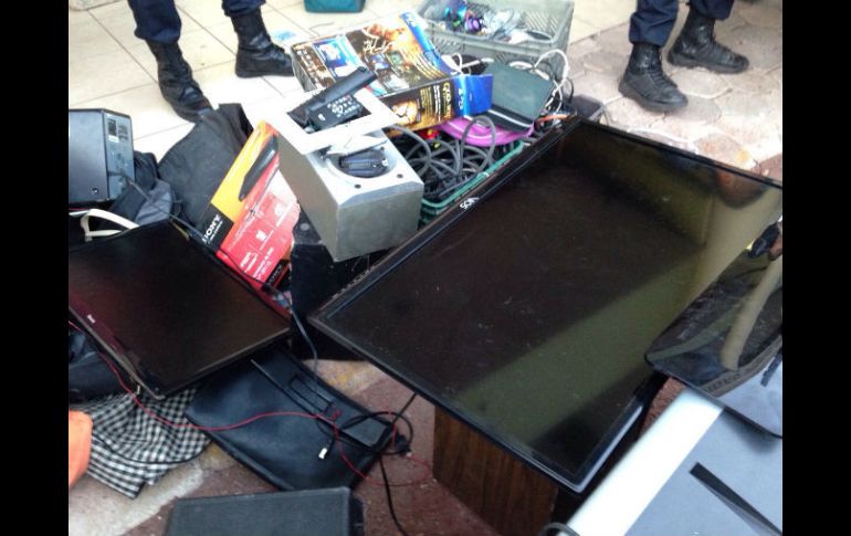 A los ladrones se les encontró electrónica, electrodomésticos, herramientas y hasta medallas. ESPECIA  Policía de Tlajomulco.  /