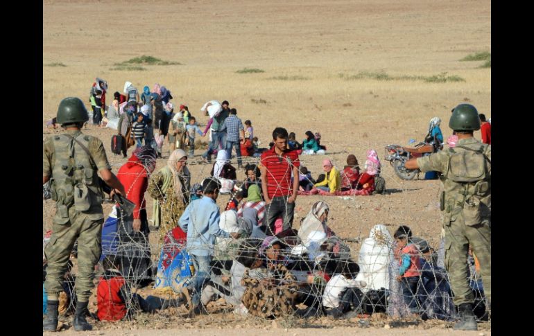 Refugiados sirios esperan en la frontera con Turquía tras dejar sus hogares, cerca de Sanliurfa. EFE Y. DIKME  /