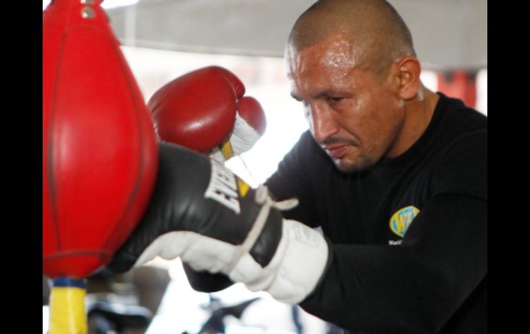 El mexicano muestra su mejor boxeo dejando en la lona al islandés Kokietgym en una gran pelea. ESPECIAL  wboboxing.com  /