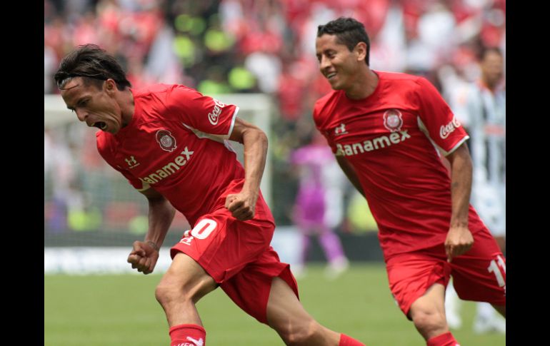 El jugador de Toluca Lucas Lobos (i) celebra después de anotar un gol ante Monterrey. EFE A. Cruz  /